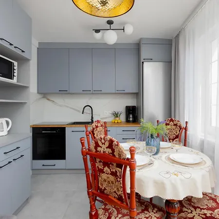 Spacious Close To Warsaw For 5 People By Renters Lägenhet